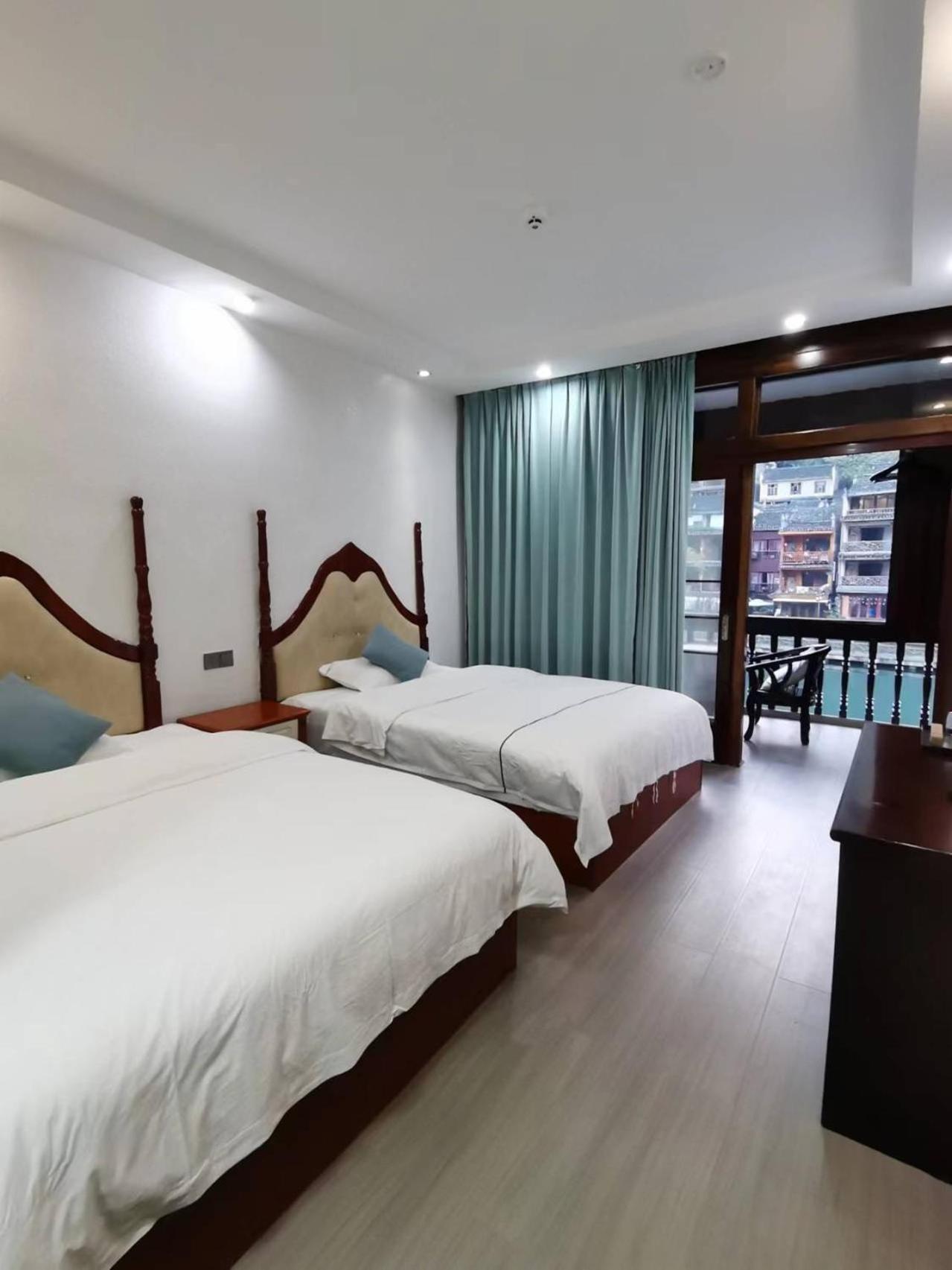 Fenghuang Ancient Town Lazy Cat Riverside Inn Exterior photo